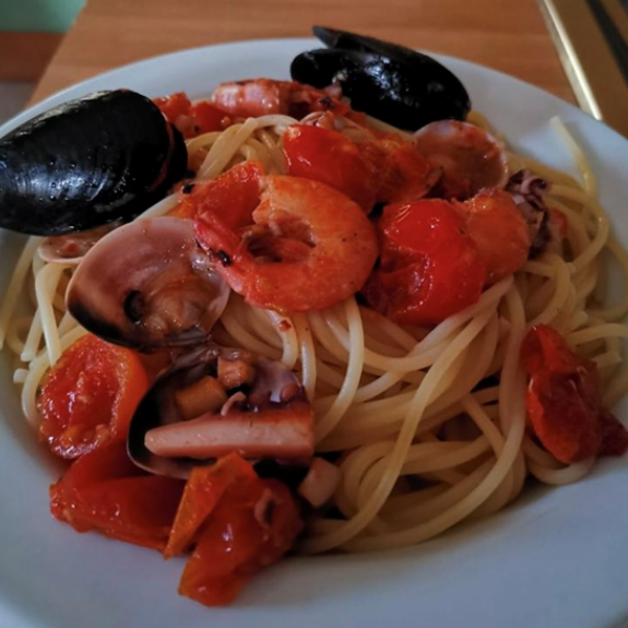 Spaghetti di Semola z owocami morza